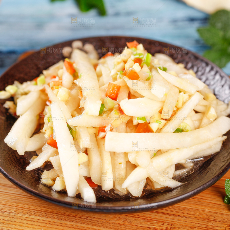 盘子里装着凉拌白地瓜