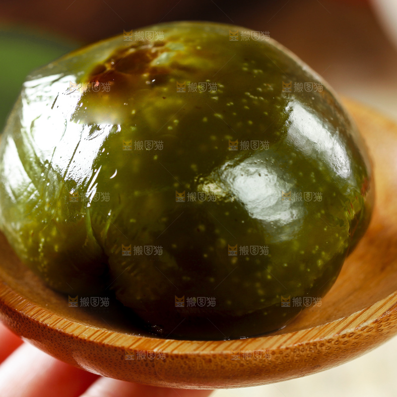 碟子里装着艾草青团