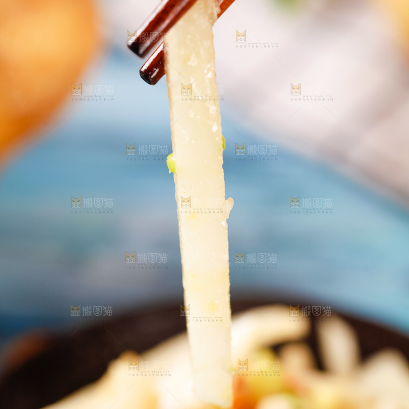 盘子里装着凉拌白地瓜