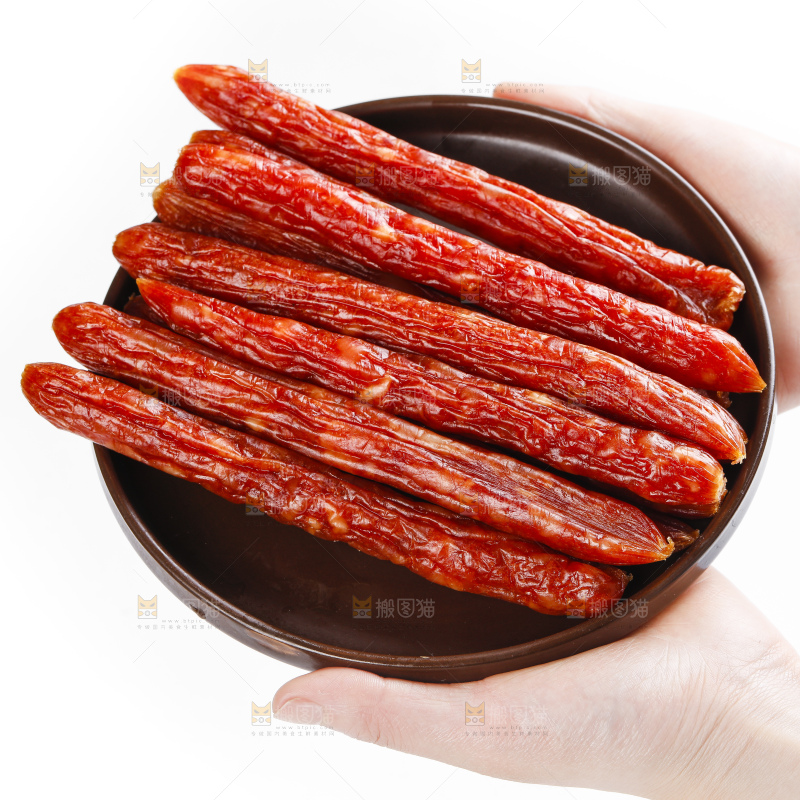 盘子里放着小香肠