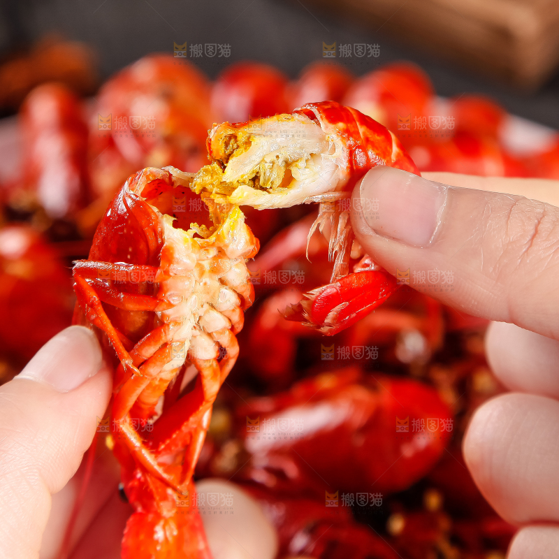 木板上摆着一盘香辣小龙虾