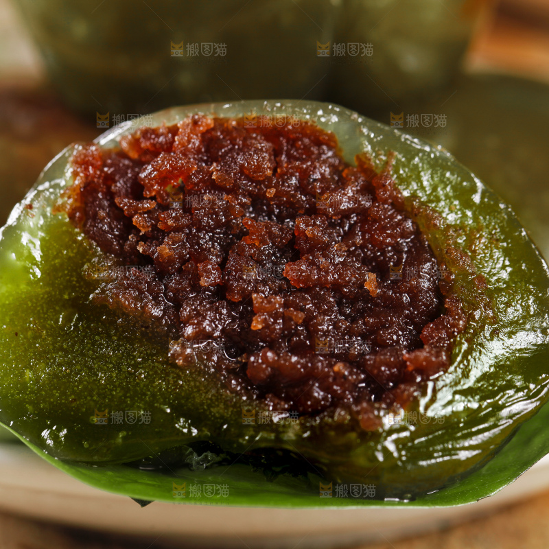 碟子里装着艾草青团