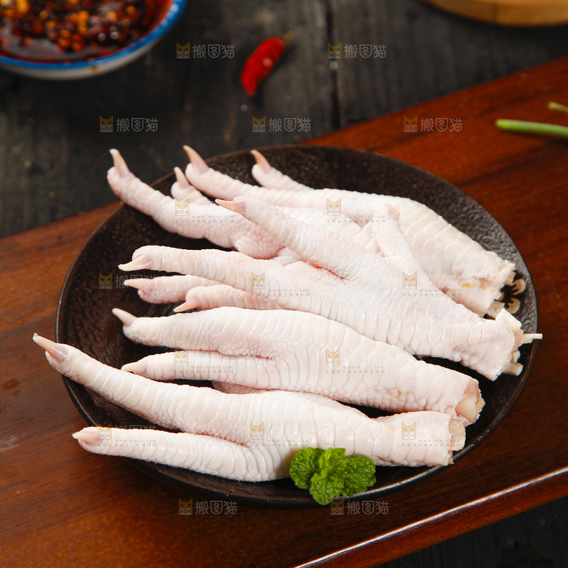 木板上放着一盘鸡爪子