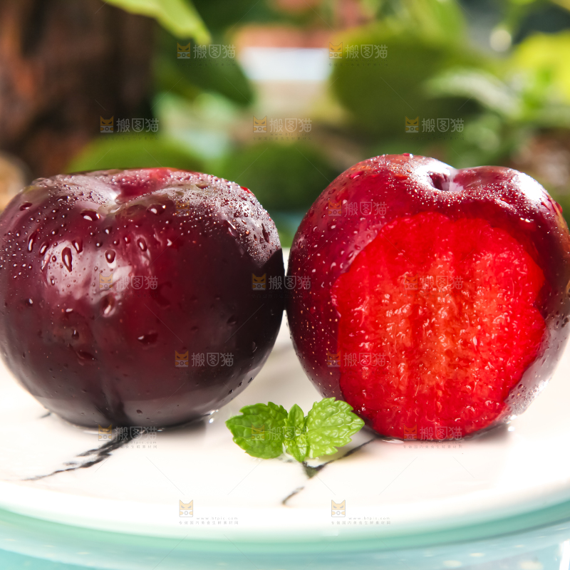 盘子里放着红布林