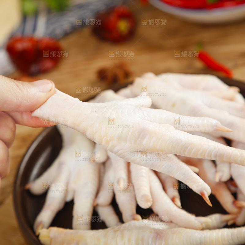 木板上放着一盘鸡爪