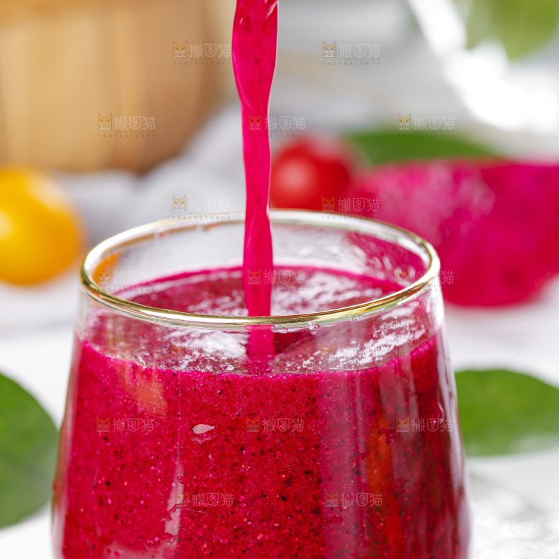 石板上放着一杯火龙果汁