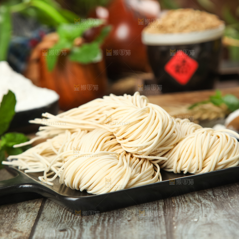 木板上放着一盘细面条