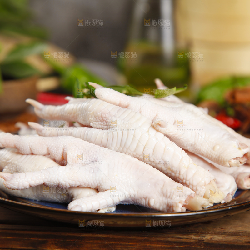 木板上放着一盘鸡爪