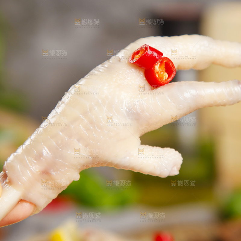 手里拿着柠檬凤爪