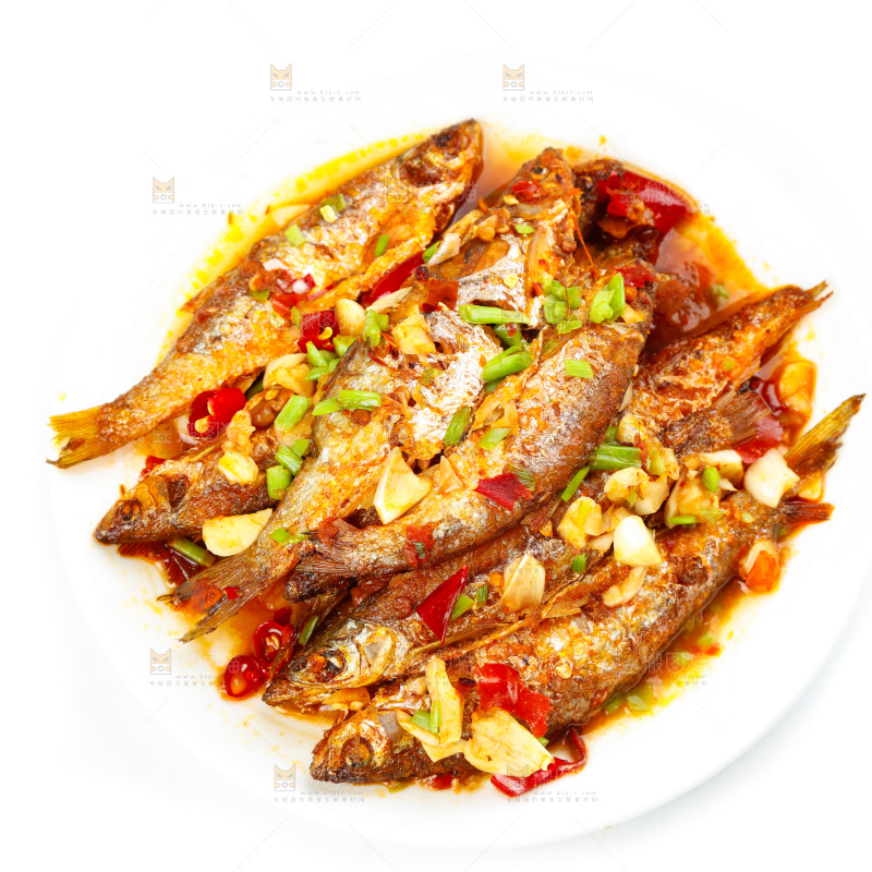 盘子里装着香煎小刁鱼