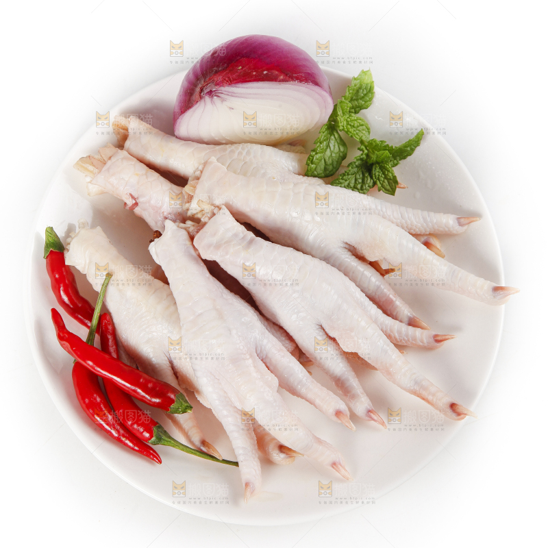 白底上放着一盘鸡爪子