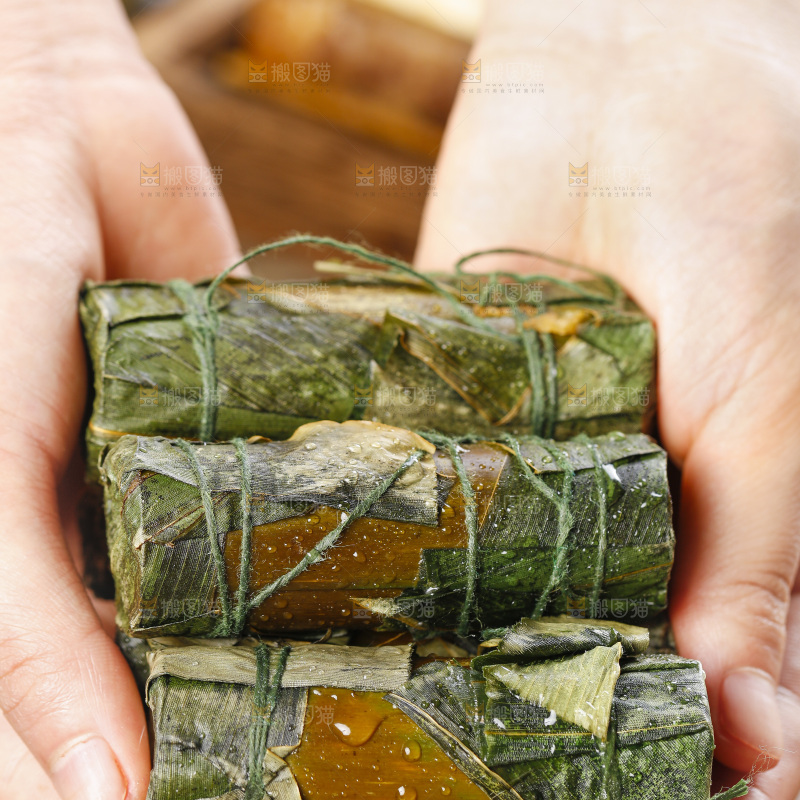手里拿着竹筒糯米饭
