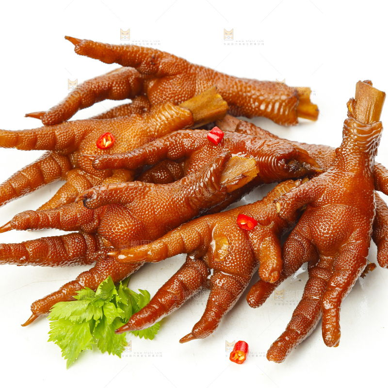 白底上摆放着麻辣鸡爪