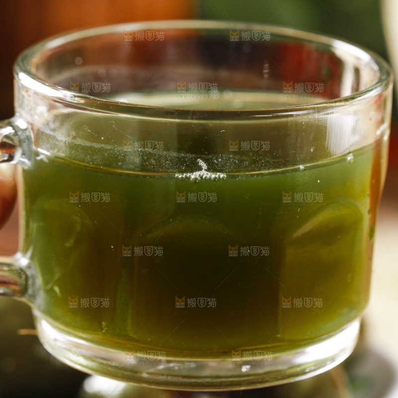 杯子里装着艾草榨的汁
