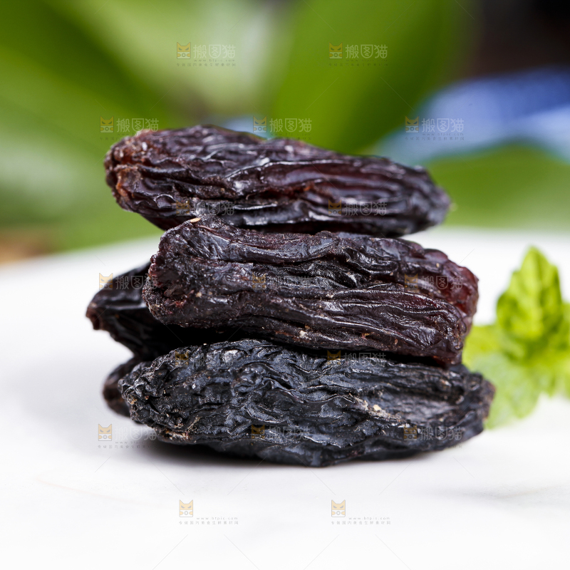 白底上放着新疆葡萄干