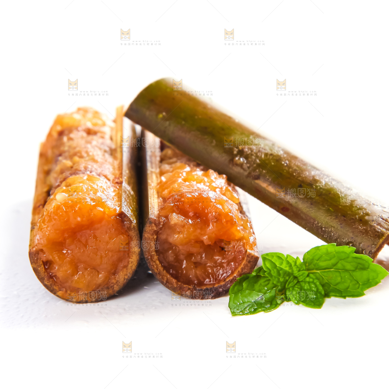 白底上放着竹筒肉粽