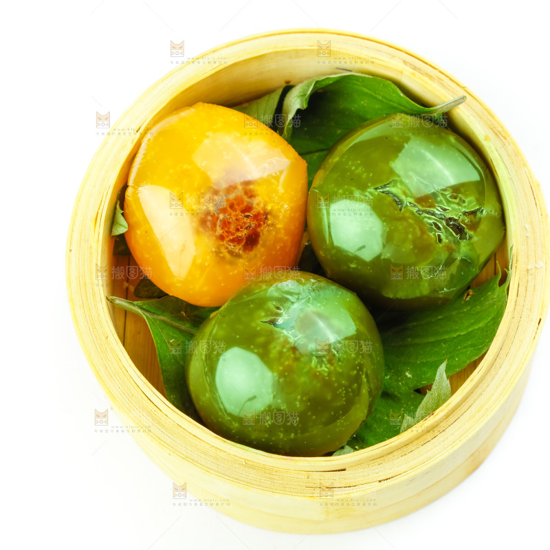 蒸笼里放着艾草青团