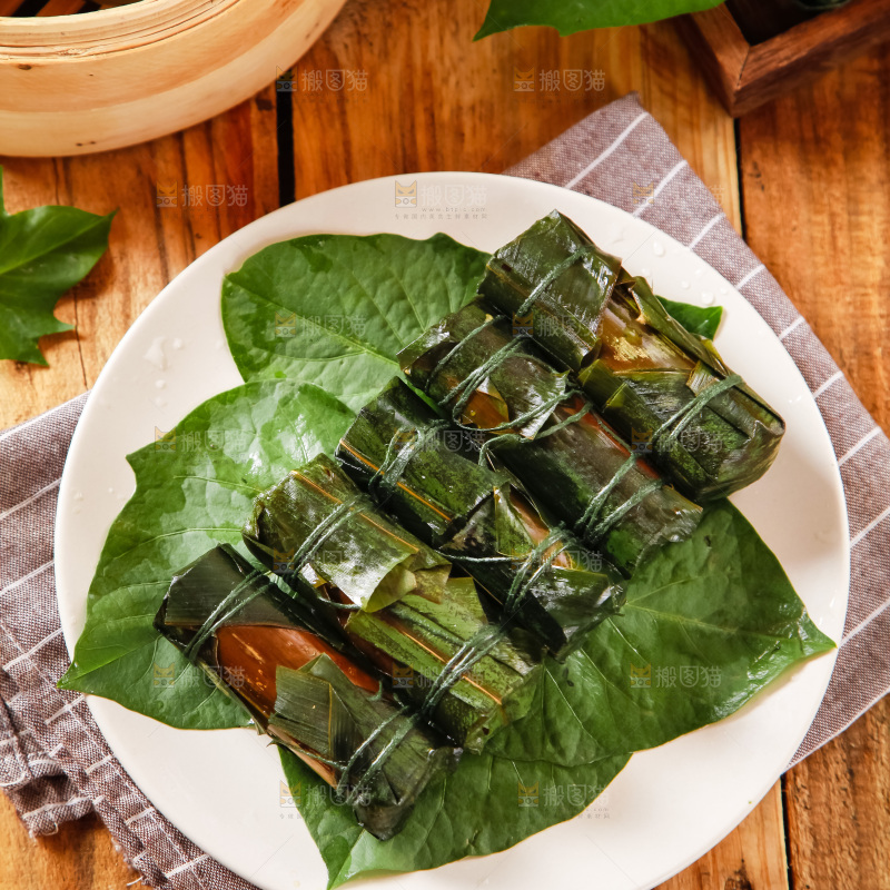 木板上的竹筒粽子