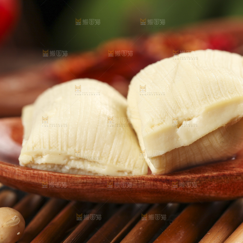 竹垫上放着云南包浆豆腐