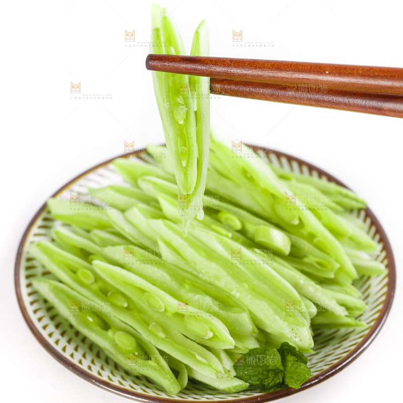 盘子里放着扁豆