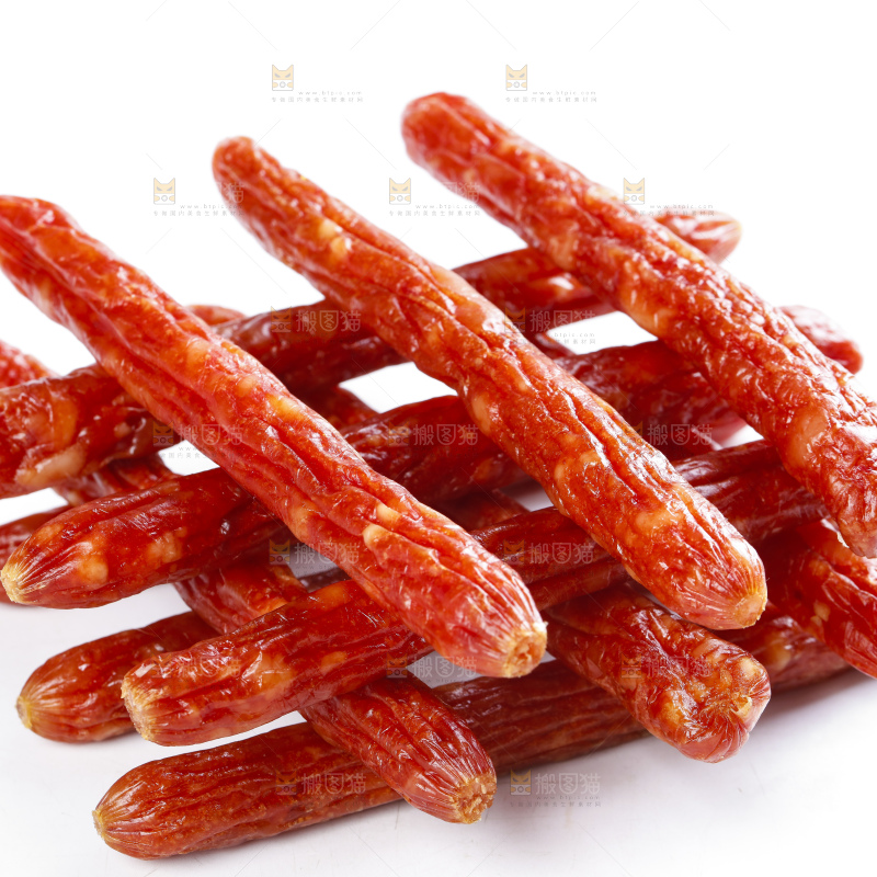 白底上摆放着腊肠