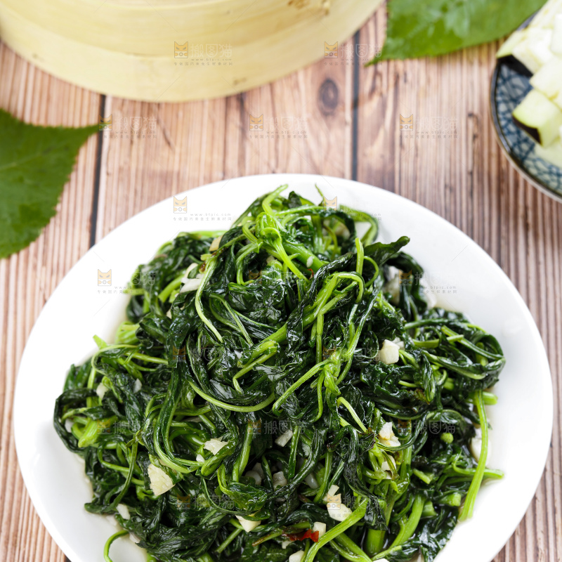 盘子里装着炒苋菜