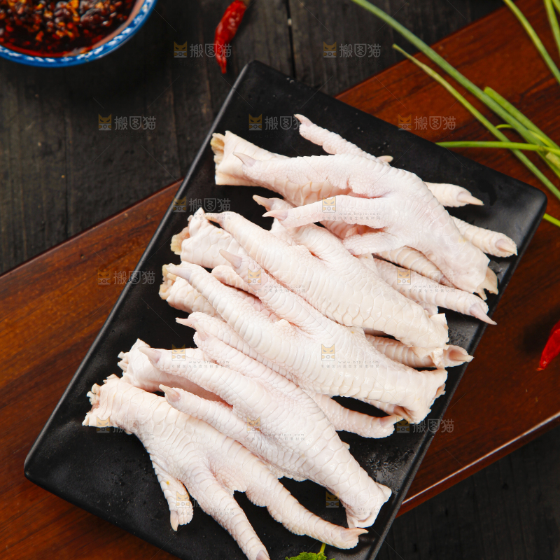 木板上放着一盘鸡爪子