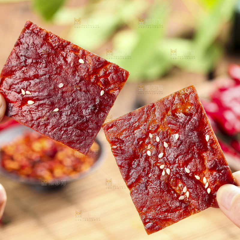 手里拿着肉脯