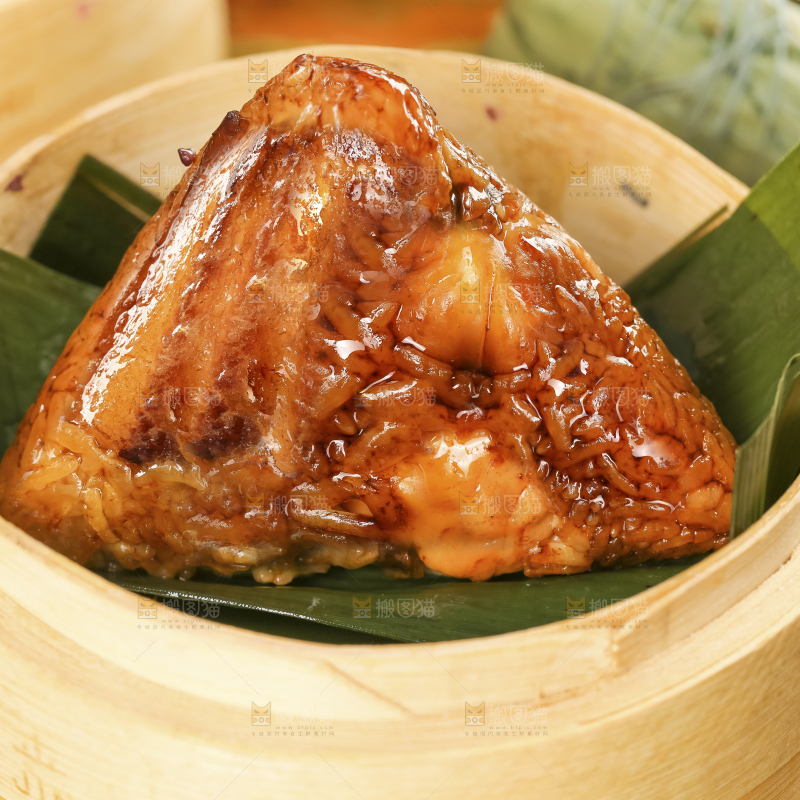 蒸笼里放着肉粽子