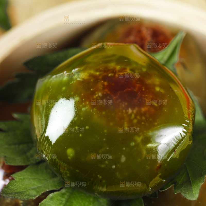 蒸笼里放着艾草青团