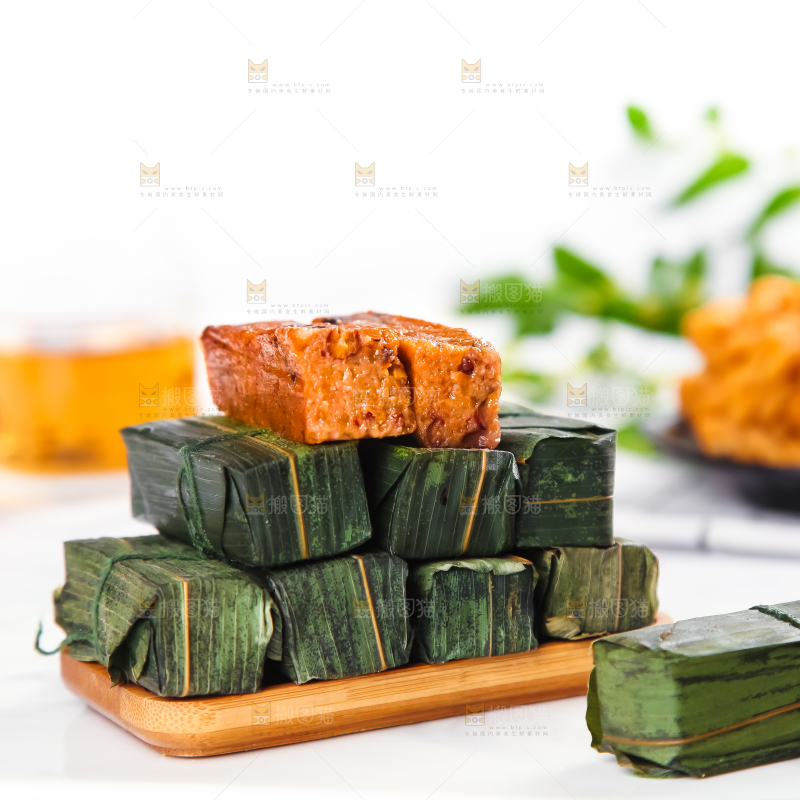 盘子里放着竹叶糕