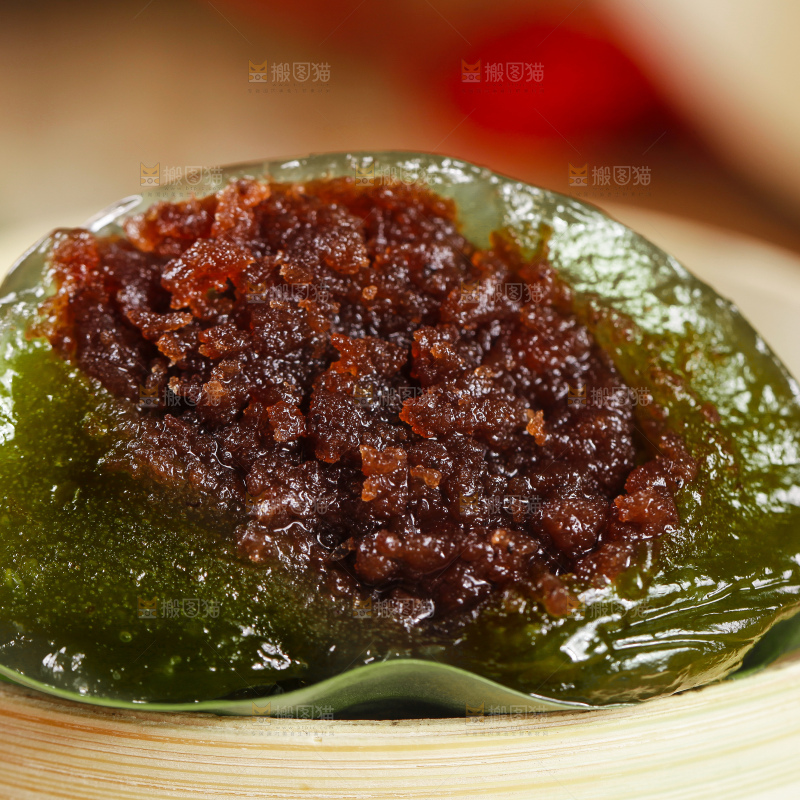 蒸笼里放着艾草青团