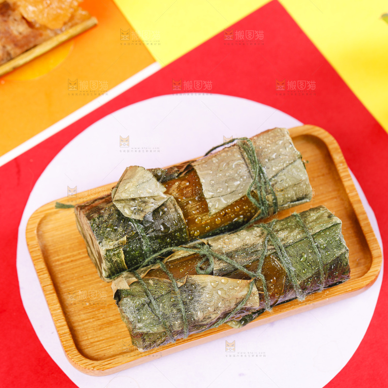 盘子里的竹筒肉粽