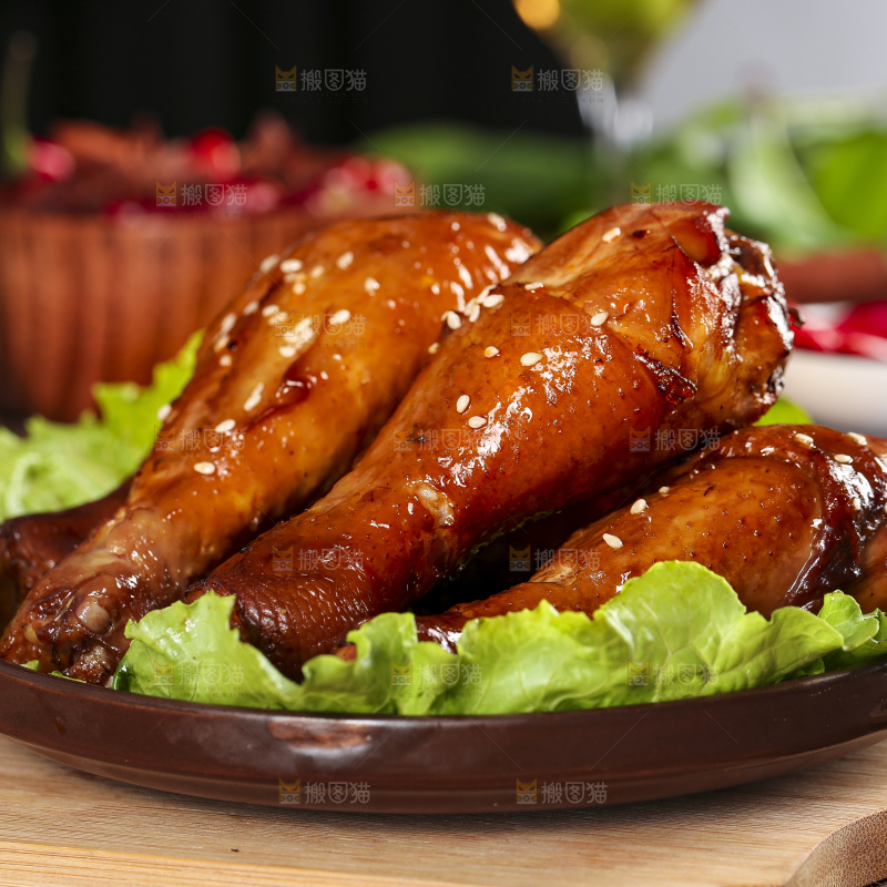 木板上放着一盘红烧鸡腿