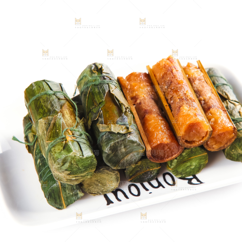 白底上放着竹筒肉粽