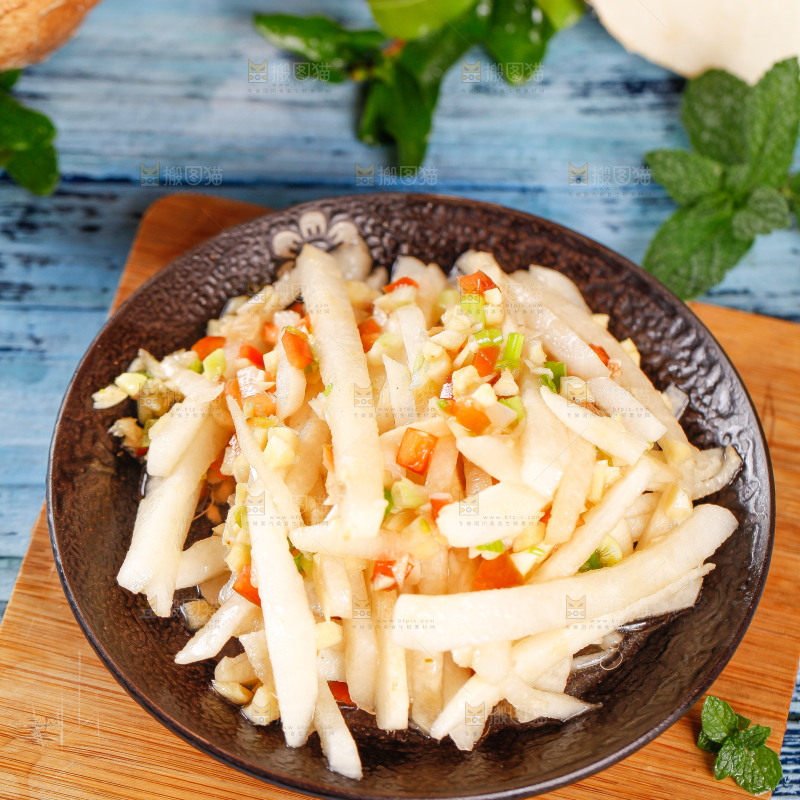 盘子里装着凉拌白地瓜