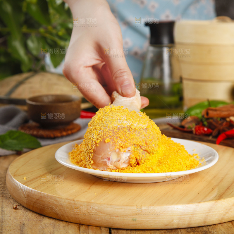 木板上裹着面包糠的鸡腿