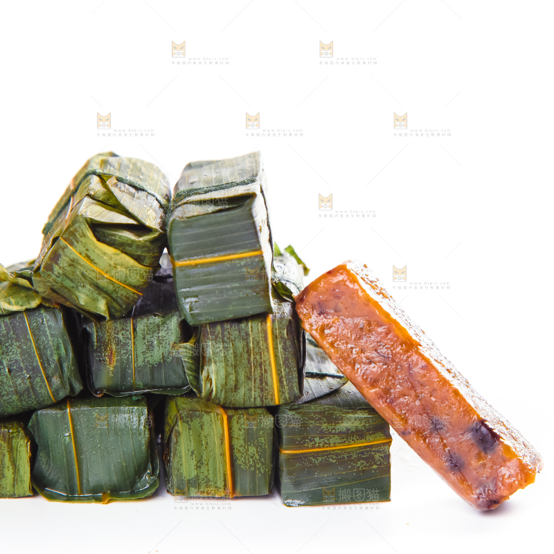 白底上摆放着竹叶糕