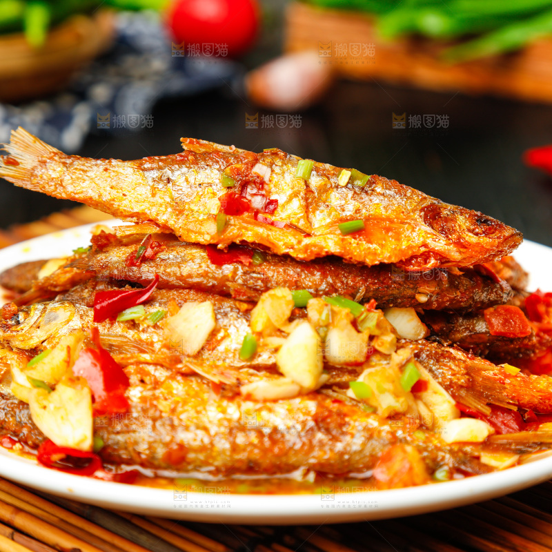 盘子里装着香煎小刁鱼