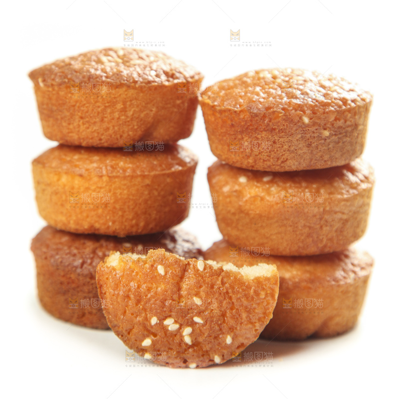 白底上放着蛋糕