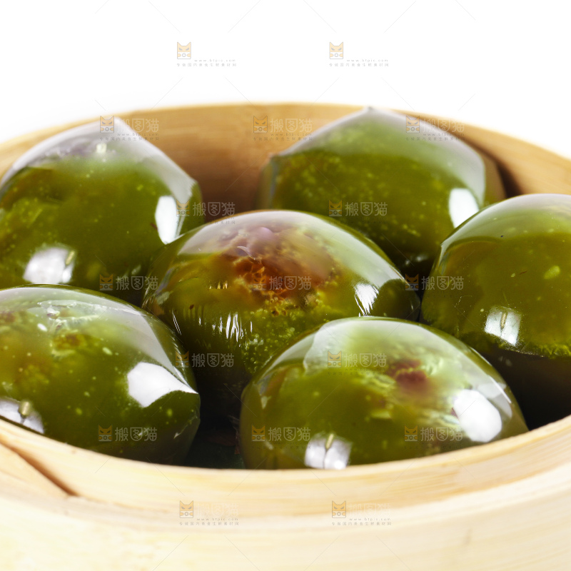 蒸笼里放着艾草青团