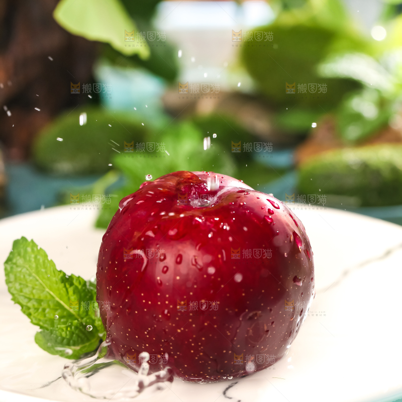 盘子里放着红布林