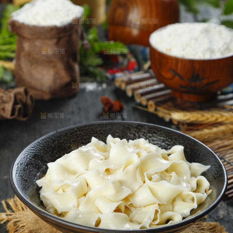 碗里装着手工刀削面