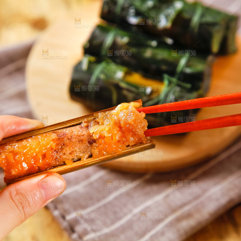 手里拿着竹筒肉粽