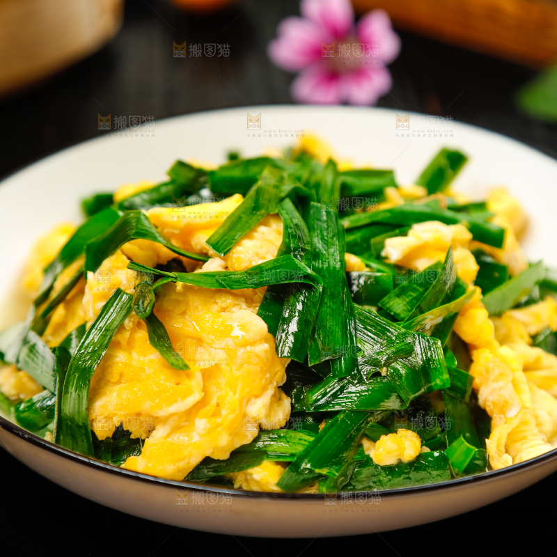 盘子里装着韭菜炒鸡蛋