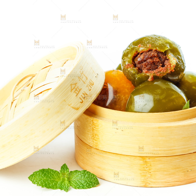 蒸茏里放着青团