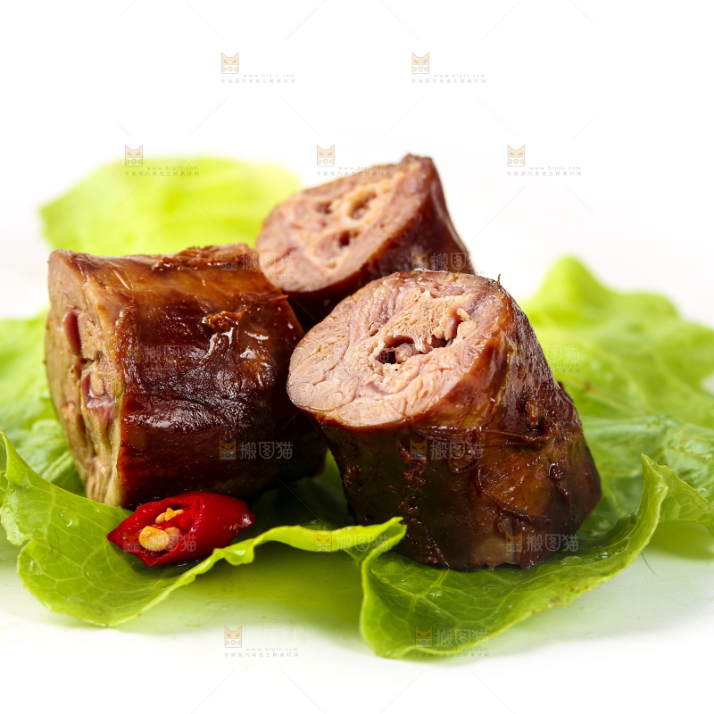 白底上放着酱香鸭脖