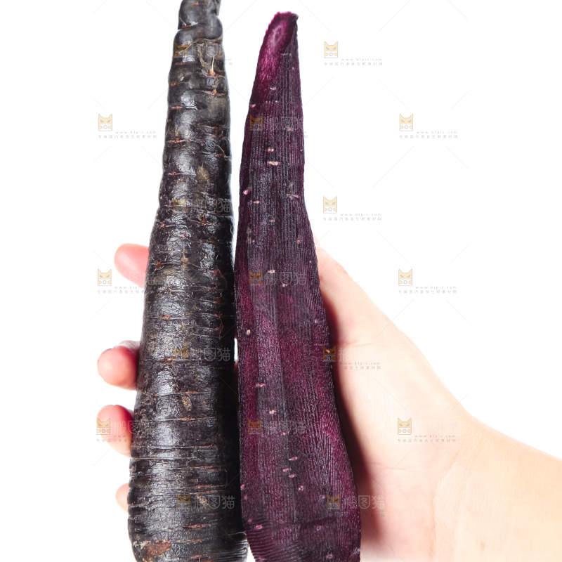 手里拿着紫胡萝卜