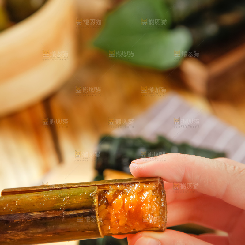 手里拿着竹筒肉粽