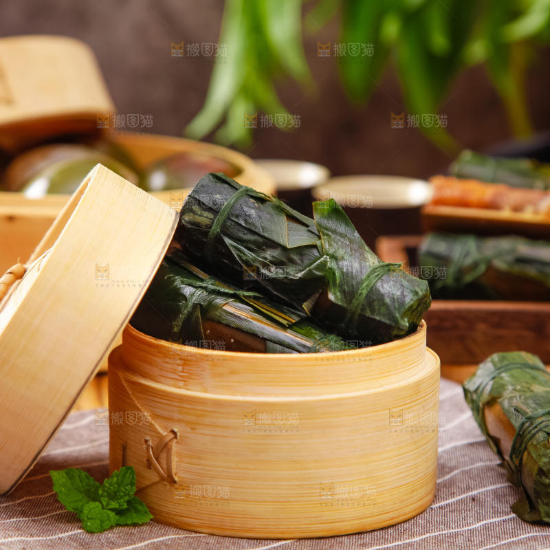 蒸笼里放着竹筒粽